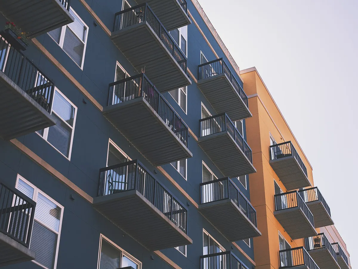 Fachada de un edificio de viviendas con balcones