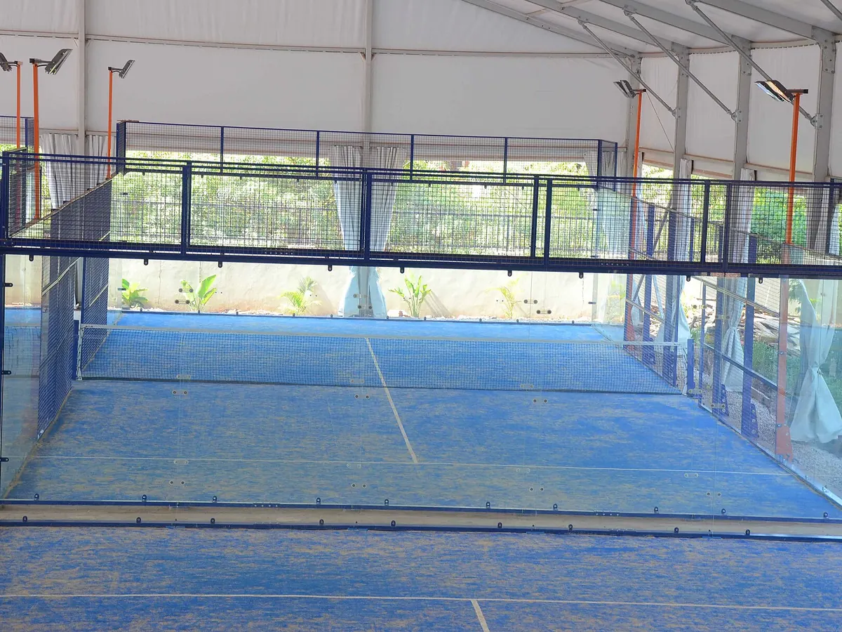 Pista de pádel cubierta, sin jugadores